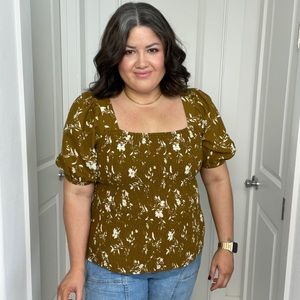 Blouse with oversized sleeve.